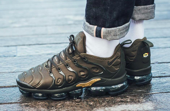 khaki vapormax plus