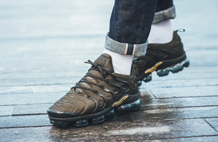 khaki vapormax plus