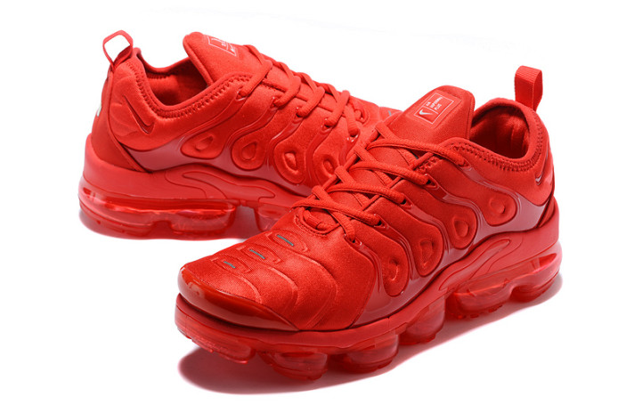 Кроссовки Nike VaporMax Plus University Red CW6973-600 красные, фото 1 Кроссовки Nike VaporMax Plus University Red CW6973-600 красные, фото 1