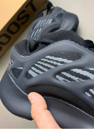 Кроссовки Adidas Yeezy 700 V3 Black Alvah живое фото 3