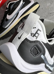 Кроссовки Nike Sacai Vaporwaffle Black White живое фото 4
